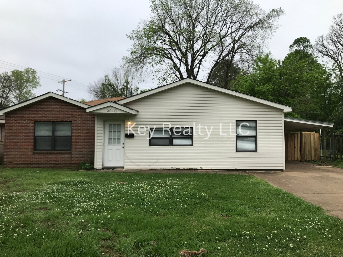 Alexandria House: 2016 Clover Ln