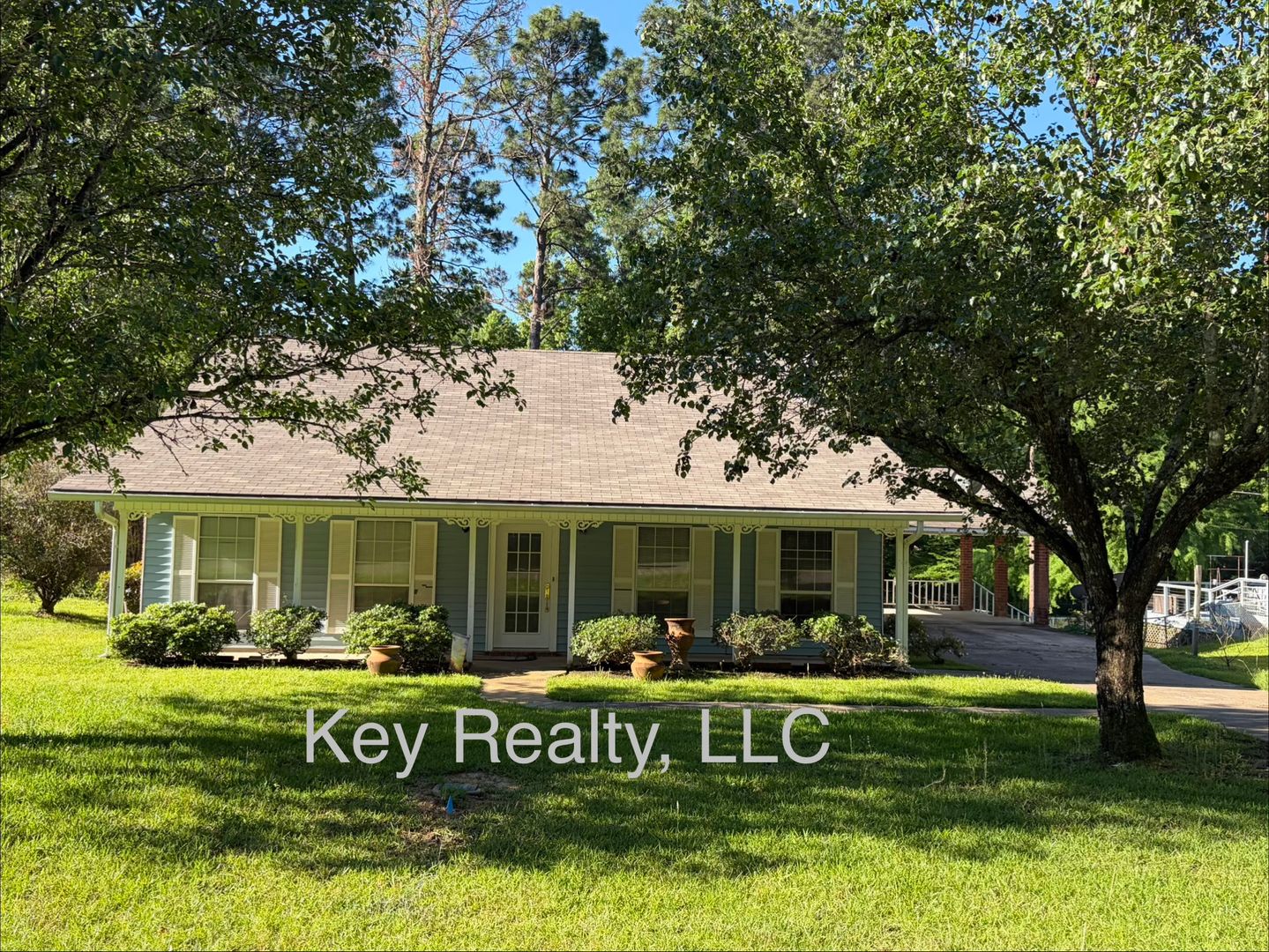 Pineville House: 108 Lake Dr.