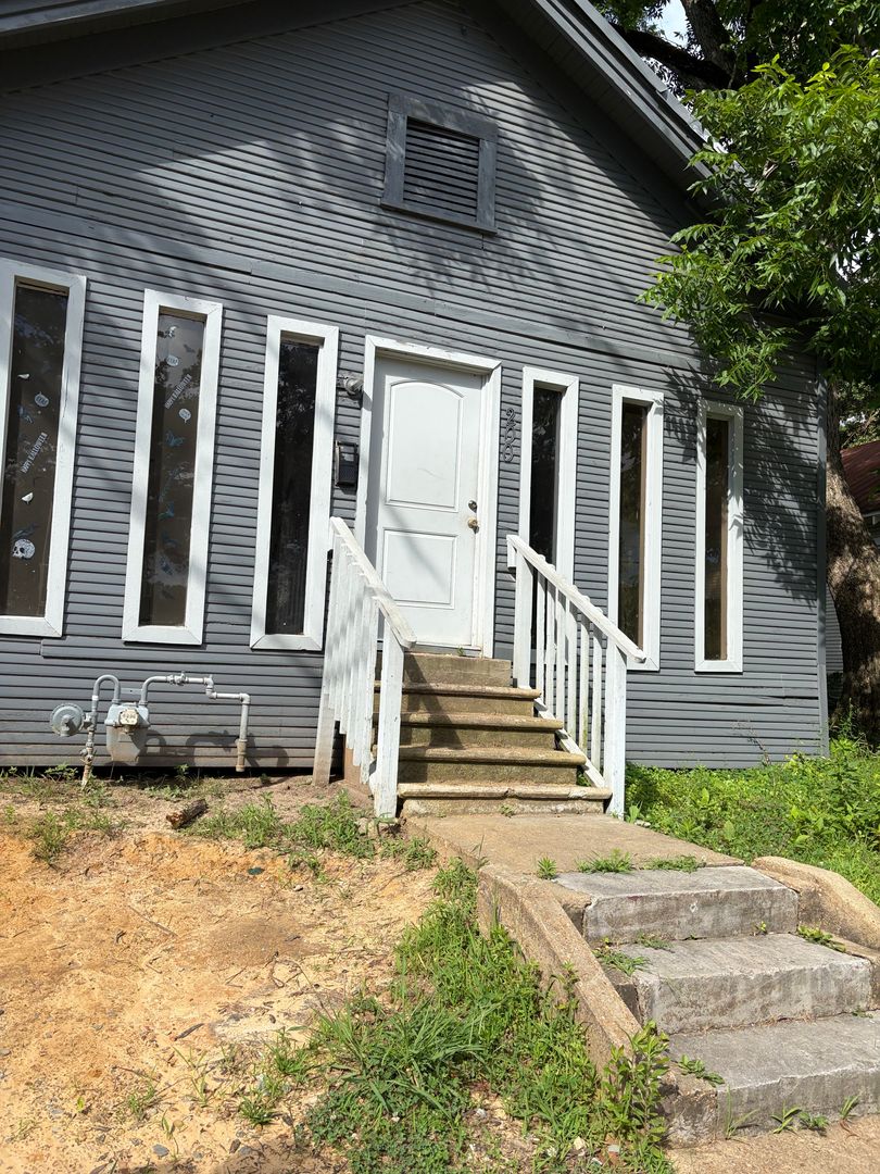 Pineville House: 200 Reagan St.