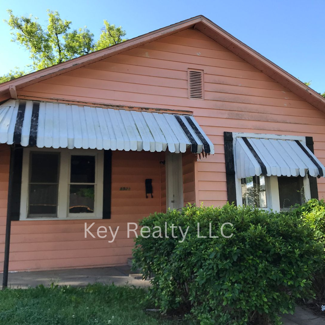 Alexandria House: 1923 Kelly St