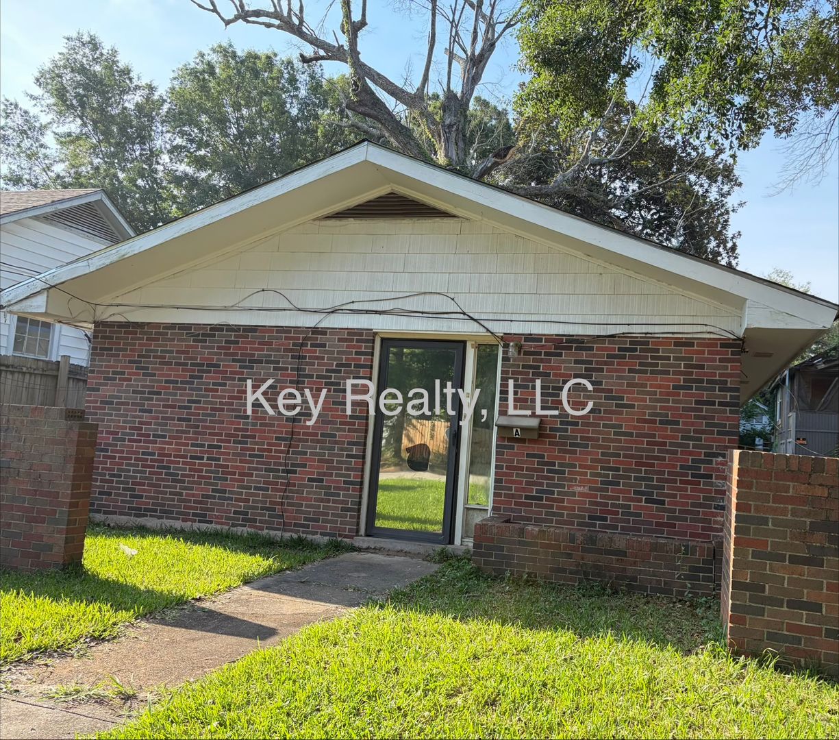 Alexandria House: 2517-A Webster