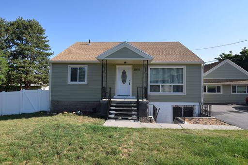 2 Bedroom 1 Bath unit in Cottonwood Heights!