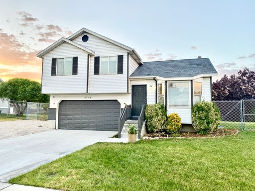 Gorgeous 4 Bed 2 Bath Home in West Valley! – photo 1