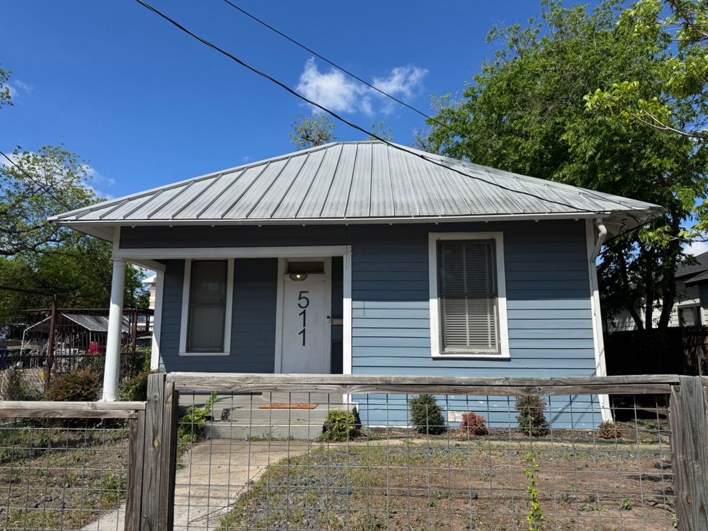 San Antonio House: 511 N Monumental