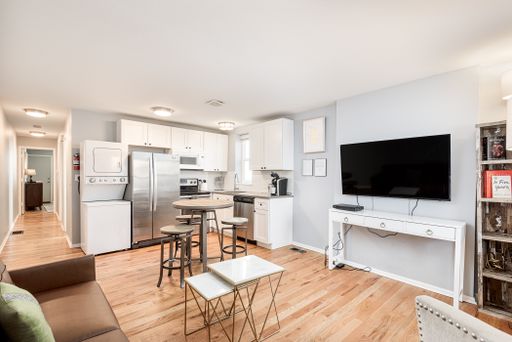 Beautiful 2 Bed 1 Bath home in a Great Location! – photo 1