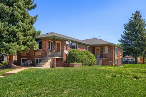 Welcome to this charming 2-bedroom, 1-bath home in Denver – photo 1