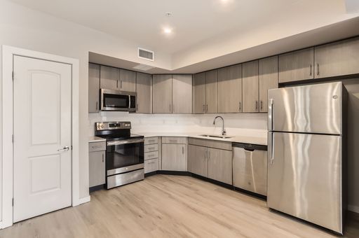 Modern 2-Bedroom Apartment with Balcony & In-Unit Laundry in Denver – Convenient Living Awaits! – photo 1