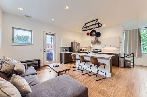 Urban 2Bd2.5Ba Oasis with Rooftop Views & One-Car Garage - Monthly Furnished Rental ONE MONTH FREE ON 3+ MONTH LEASE TERM! – photo 1