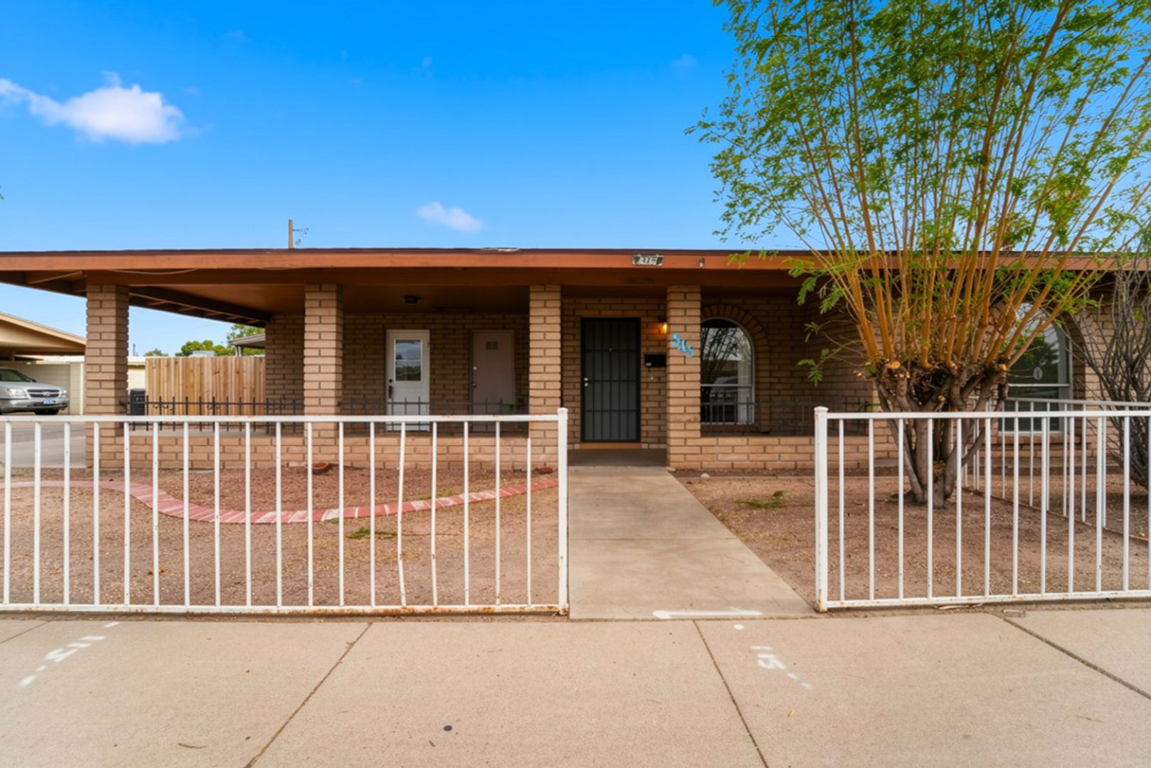 Mesa House: 545 E Brown Rd