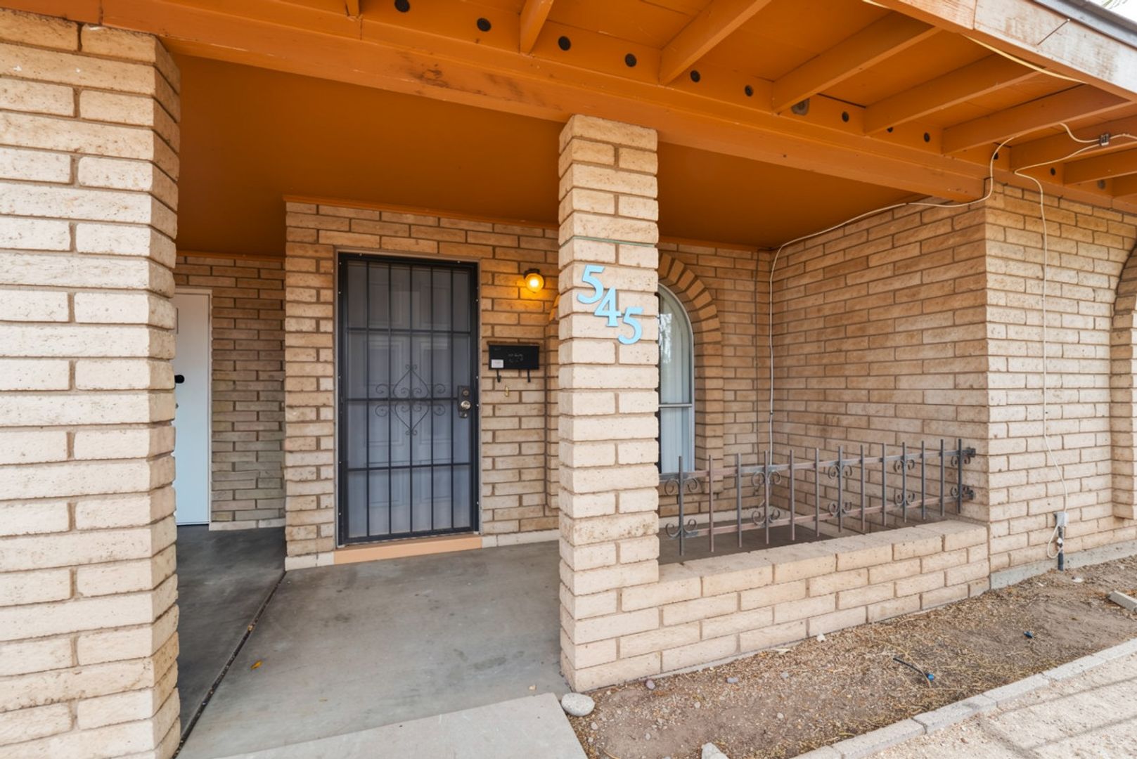 Mesa House: 545 E Brown Rd