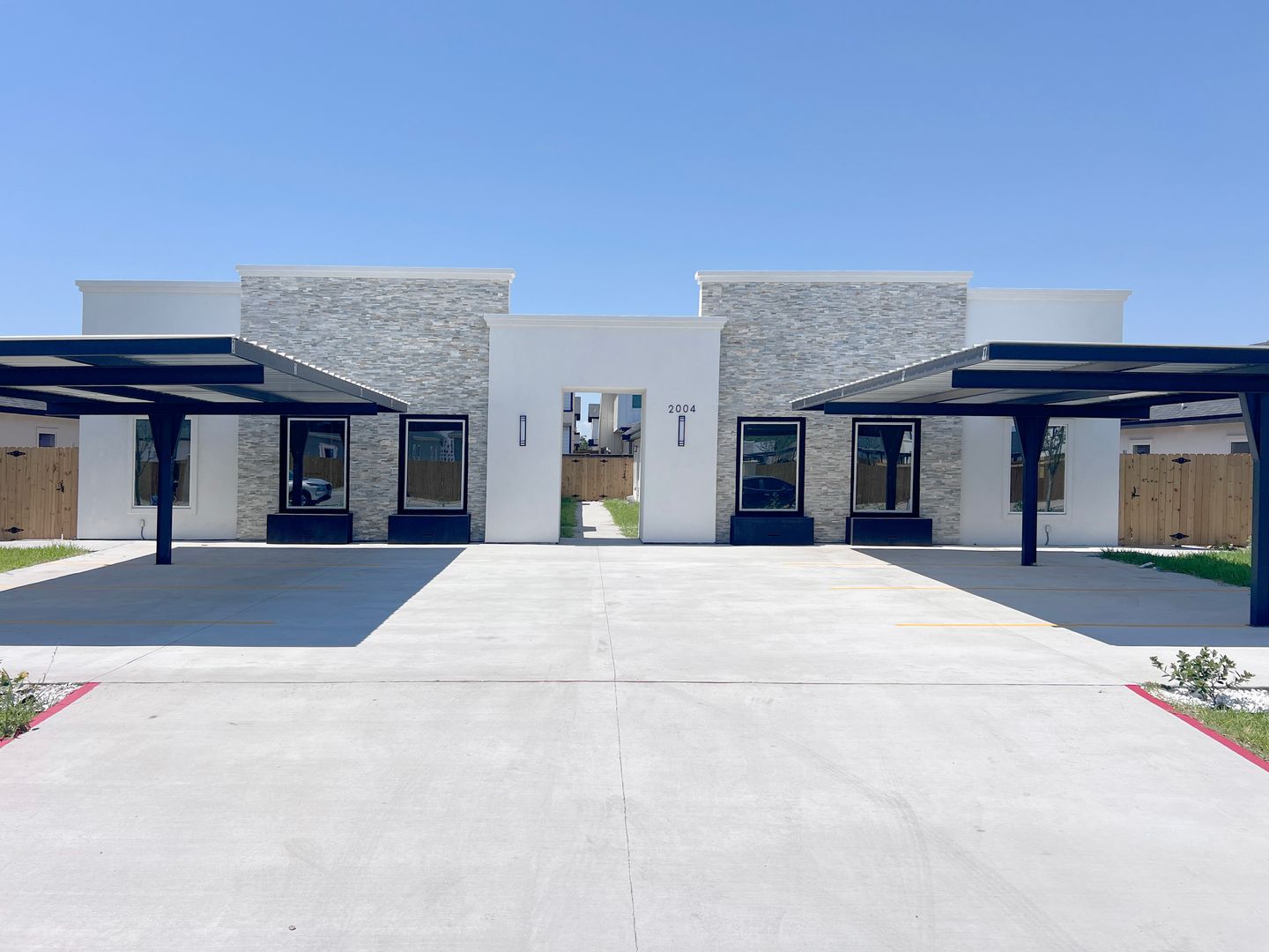 Mission Apartment: 2004 E 1st St unit 4