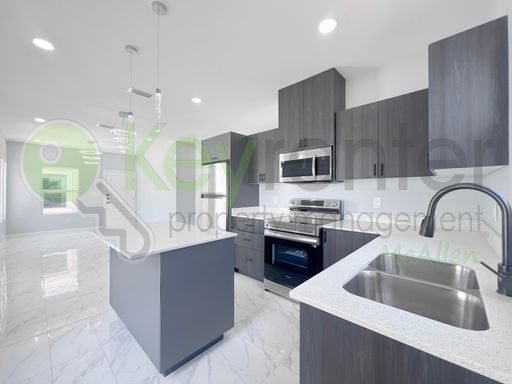 Community, 913 N Woodson Ave, Edinburg, TX 78541