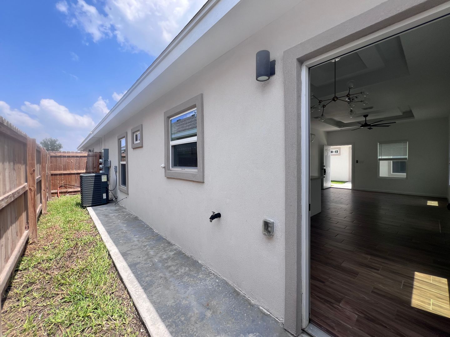 Edinburg House: 1000 N Woodson Ave # 2