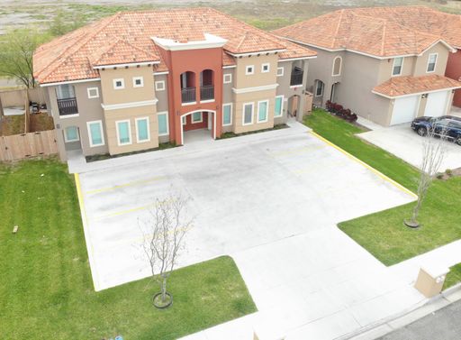 Beautiful Townhome 3bed/2.5 bath $400 off on the first month Rent – photo 1
