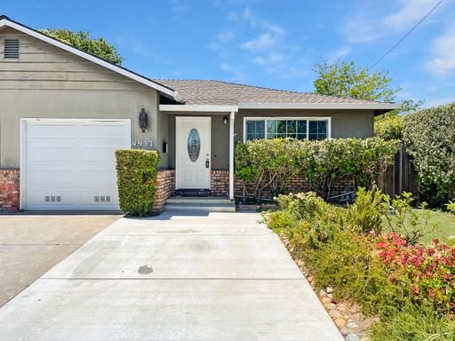 OPEN HOUSE: Tuesday, September 1st at 9:00 AM! A spacious home offering relaxed living! – photo 1