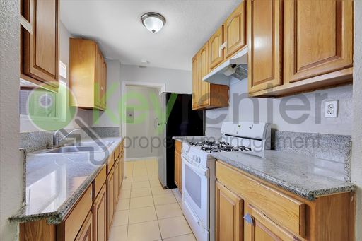 Spacious 2BD/1BA Sacramento Apartment | Alhambra Blvd Location – photo 1
