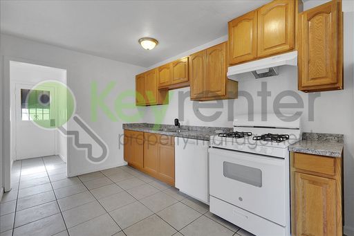 Great Opportunity! Cozy 2BD / 1BA Unit | Close to Golden State Hwy – photo 1