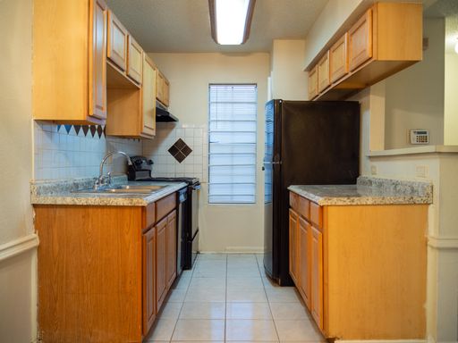 Spacious 2/1 Condo In A Gated Complex Near the Medical Center! – photo 1