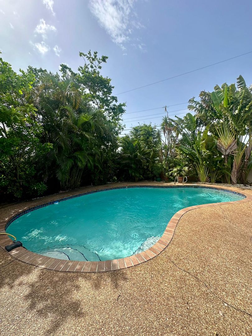 Oakland Park House: 51 NE 49th St