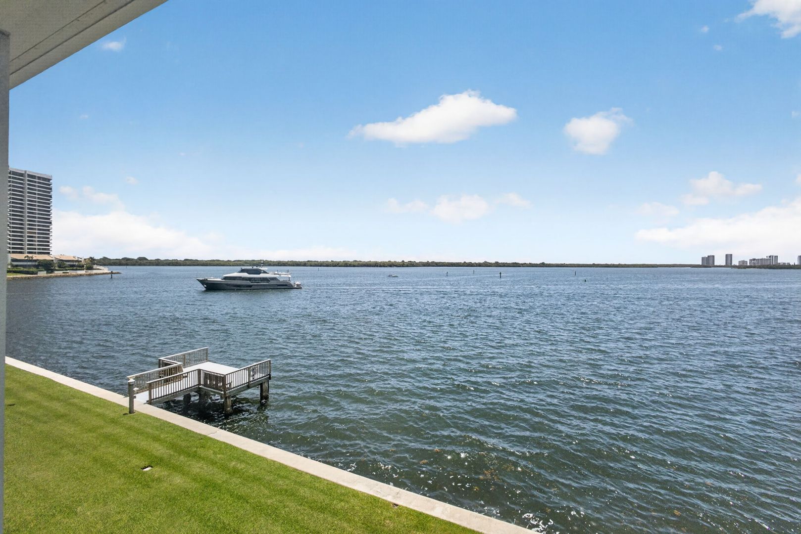 Palm Beach Condo: 52 Yacht Club Drive North