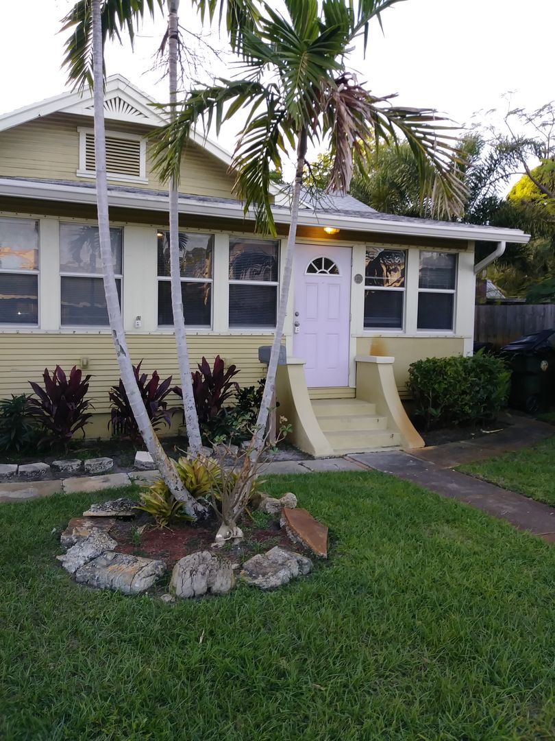 Lake Worth Apartment: 213/215 S Ocean Breeze St