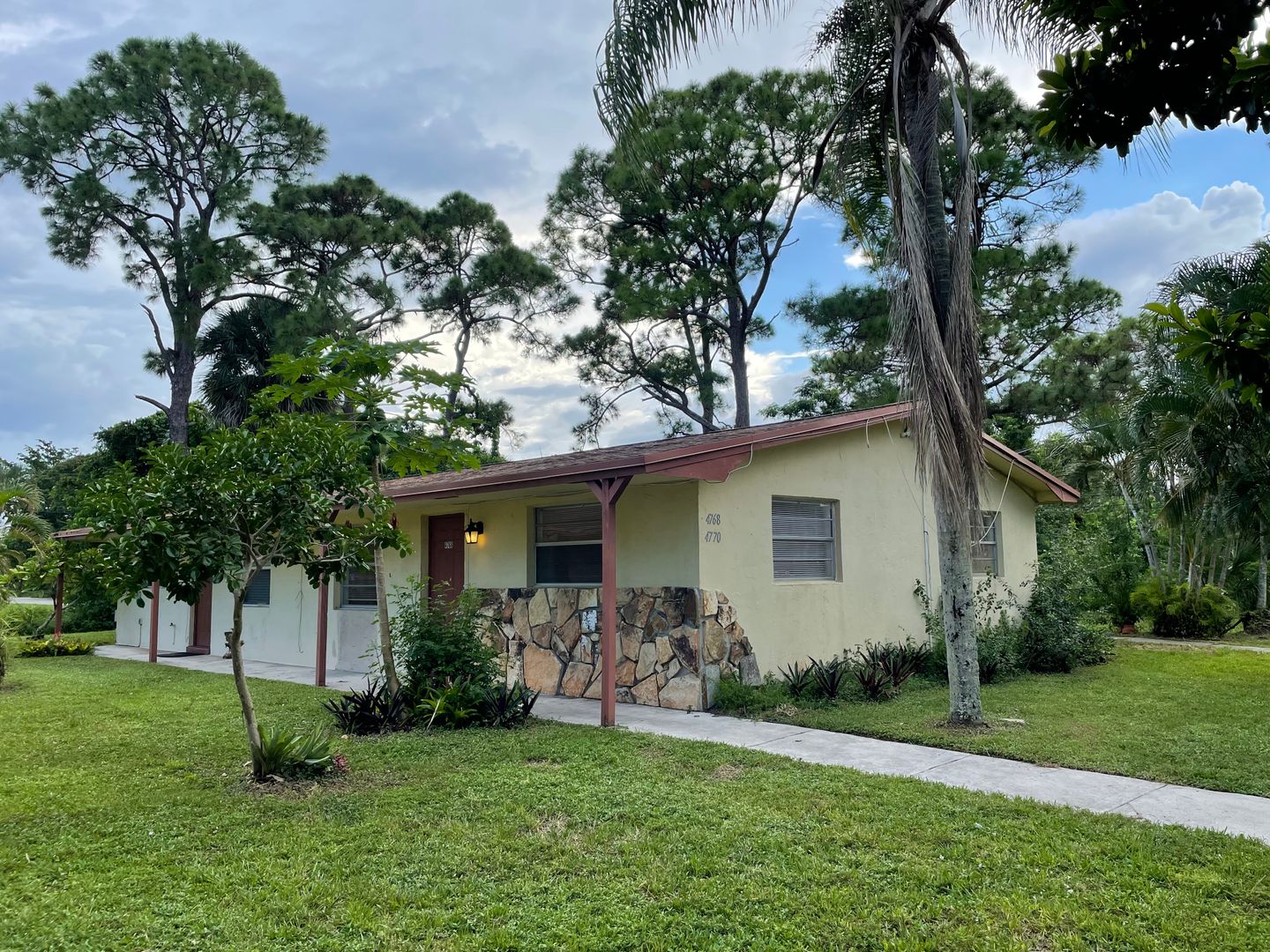 West Palm Beach Apartment: 4764 Cole St