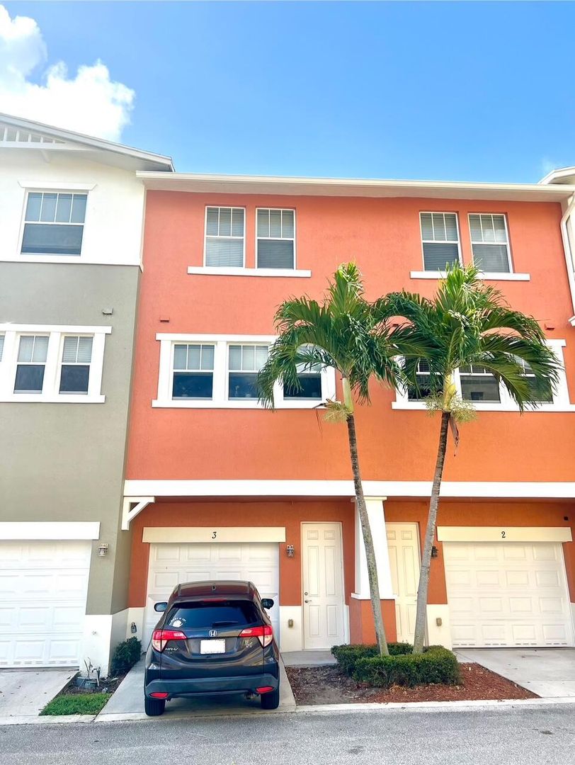 West Palm Beach Townhome: 750 Millbrae Ct Unit 3