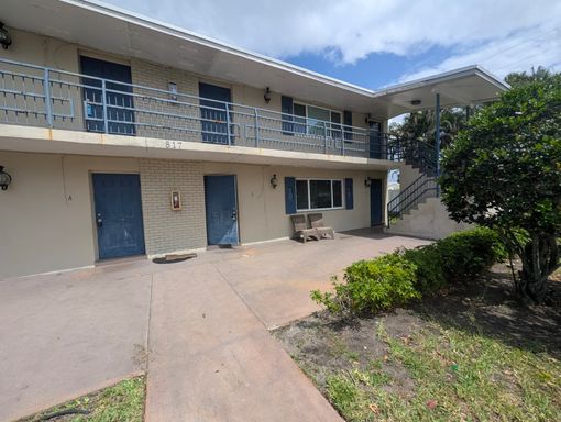 Available Now!! 2 Bedroom 1 Bath Home in Beautiful North Palm Beach