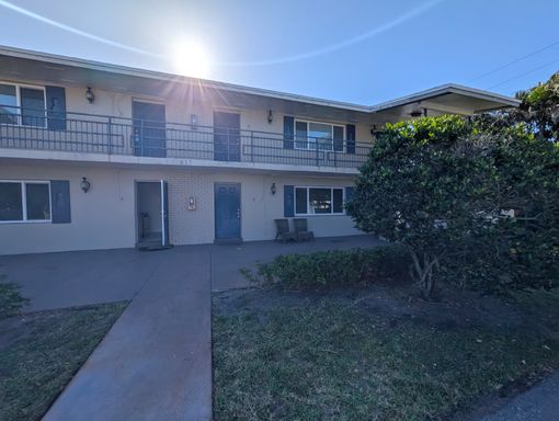 Available Now!! 2 Bedroom 1 Bath Home in Beautiful North Palm Beach