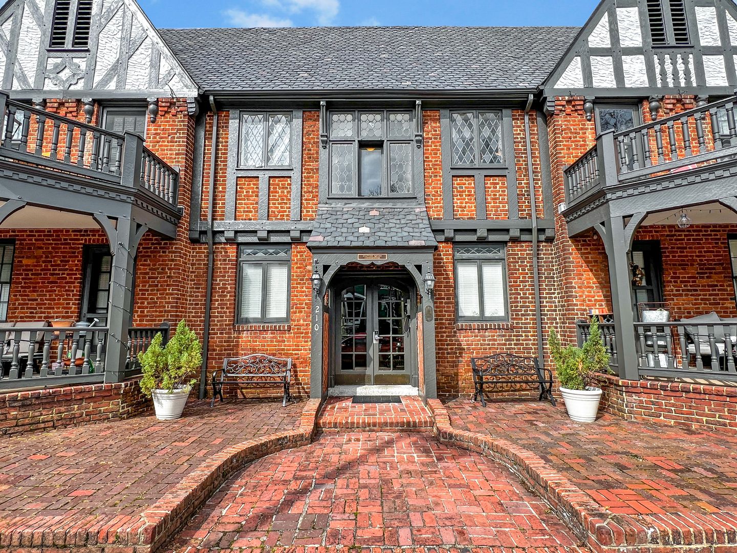 Richmond House: 210 North Stafford Avenue, Unit 27