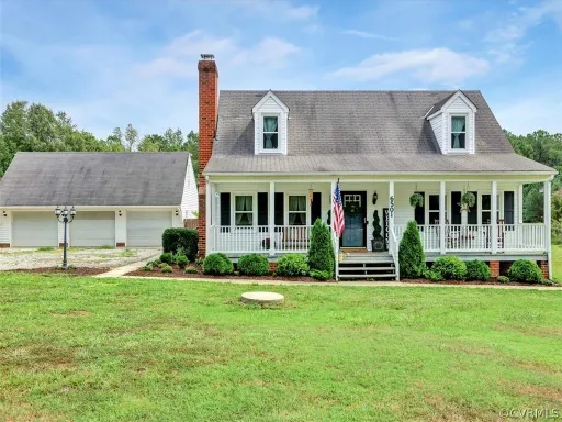 Spacious 4 Bedroom Home with Garage & Large Lot – photo 1