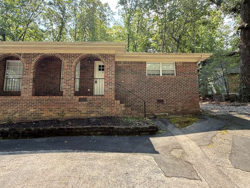 *SPECIAL 50% OFF FIRST MONTHS RENT* Cozy 2 Bedroom/1 Bath Unit in Hixson with Off-Street Parking!