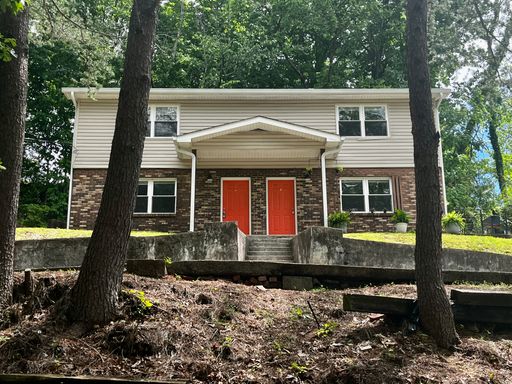 Available Now! 2 Bedroom/1.5 Bath on Quiet North Chattanooga Street! – photo 1