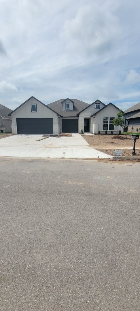 Broken Arrow House: 3905 W Laredo St