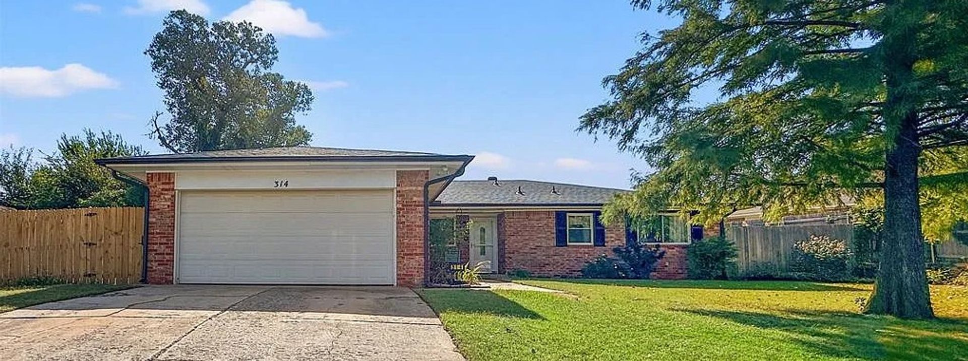 Mustang House: 314 N Lakeside Ter