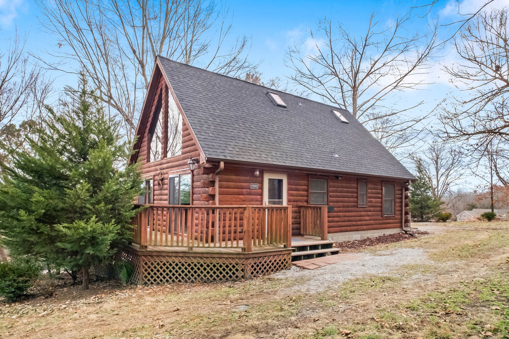 Lowell House: 15595 Lakeview Dr