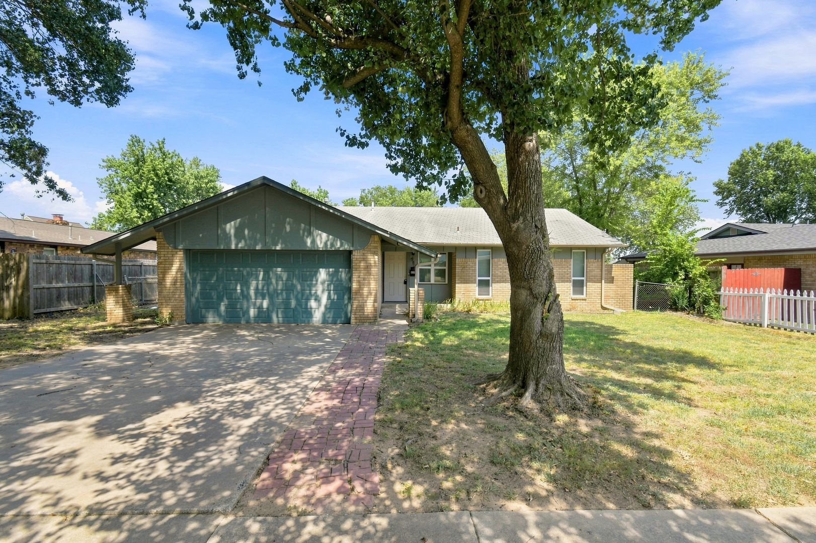 Collinsville House: 608 E Center St