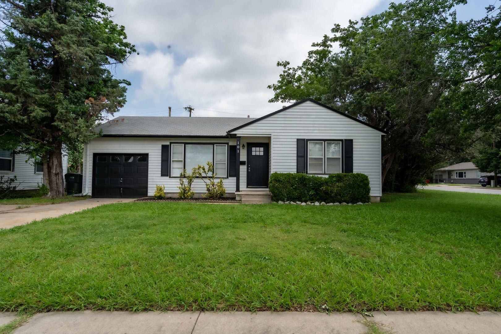 Owasso House: 101 W 7th St