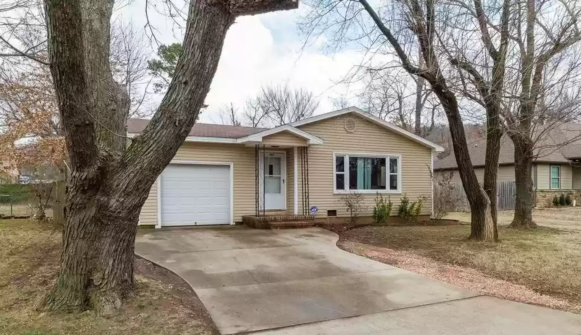 Fayetteville House: 1144 N Vista Pl