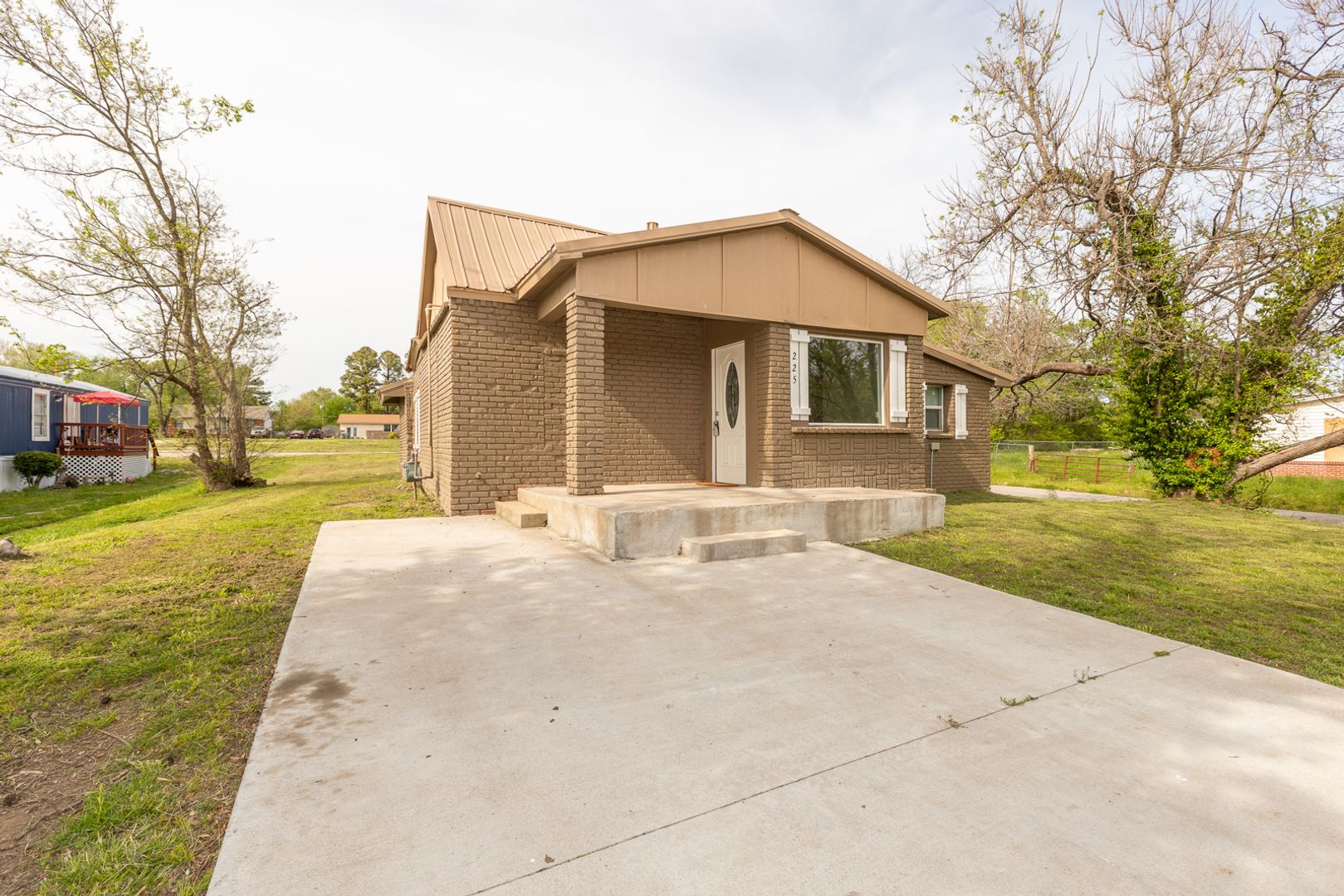 Coweta House: 225 E Redwood St