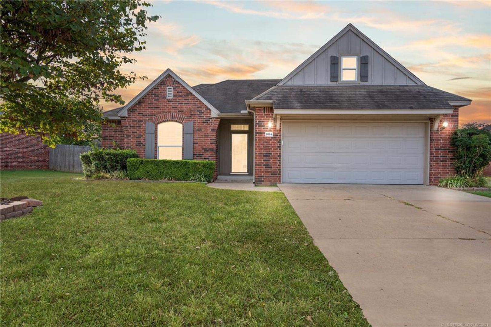 Glenpool House: 1024 E 146th St S