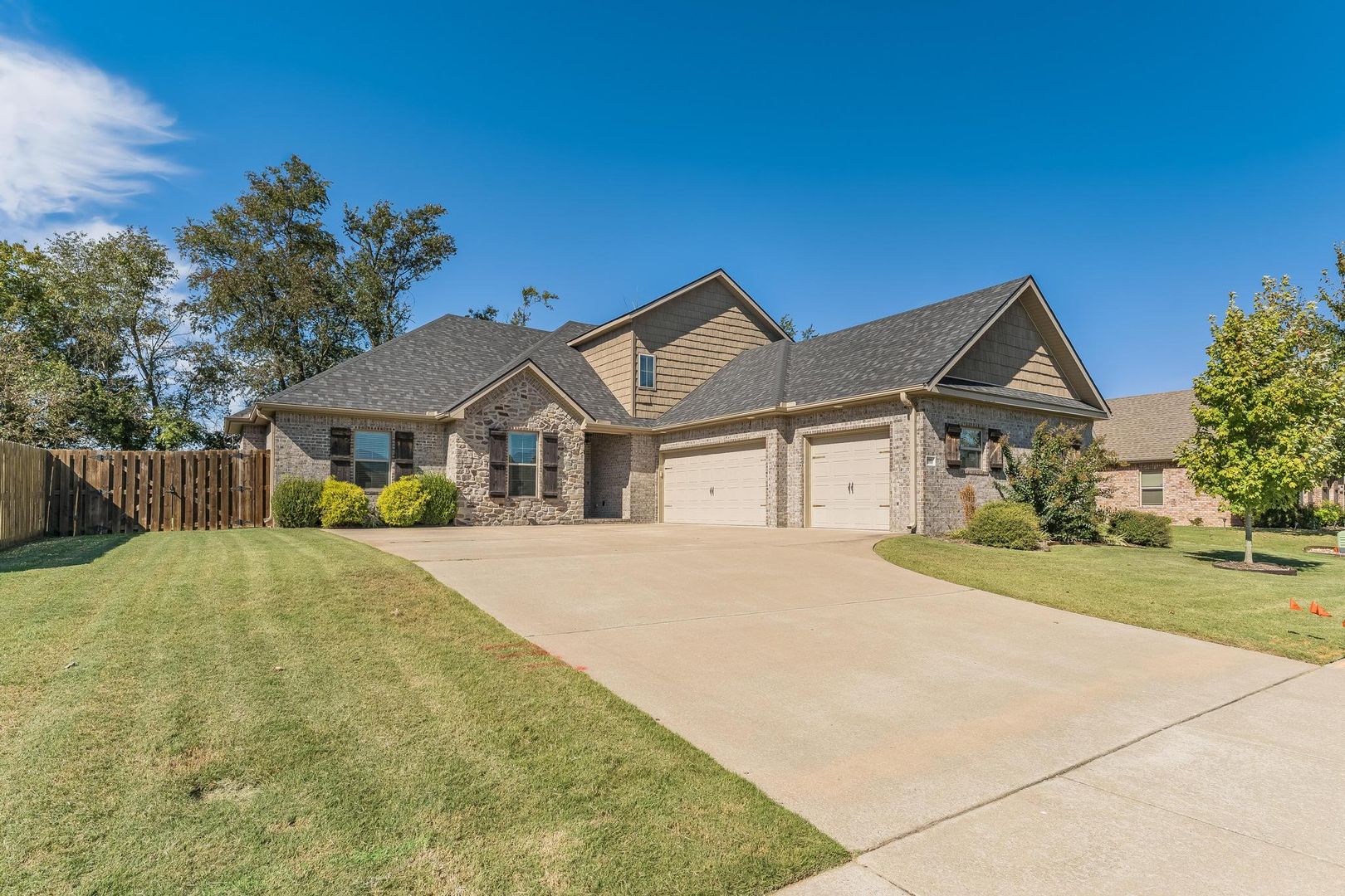 Bentonville House: 5806 SW Knotty Pine Rd