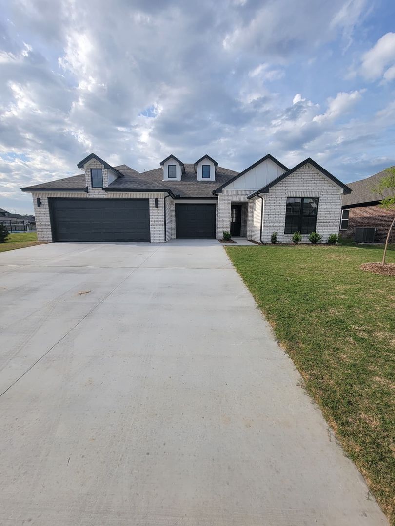 Broken Arrow House: 3809 W Laredo St