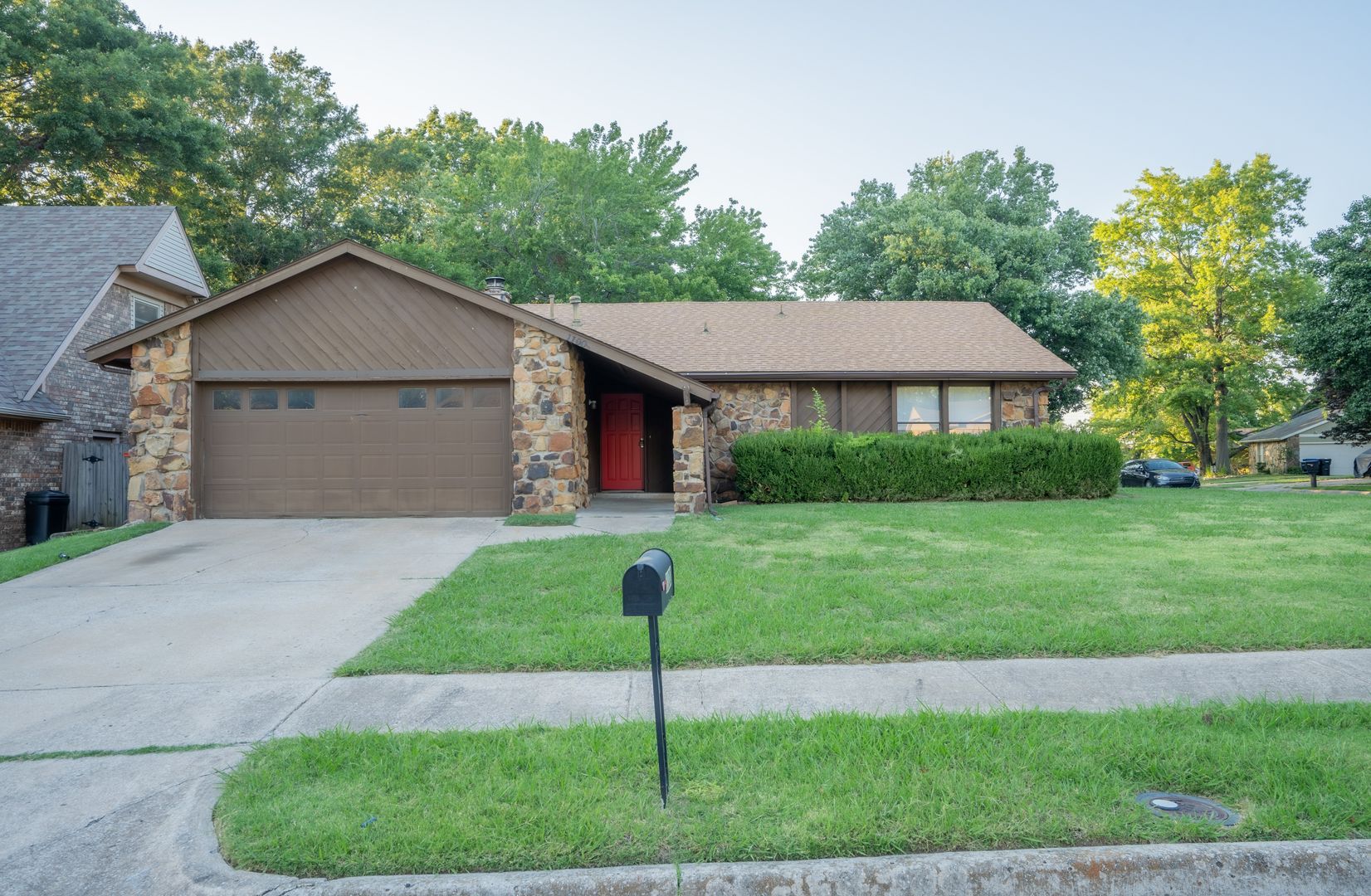 Broken Arrow House: 1100 W Queens St