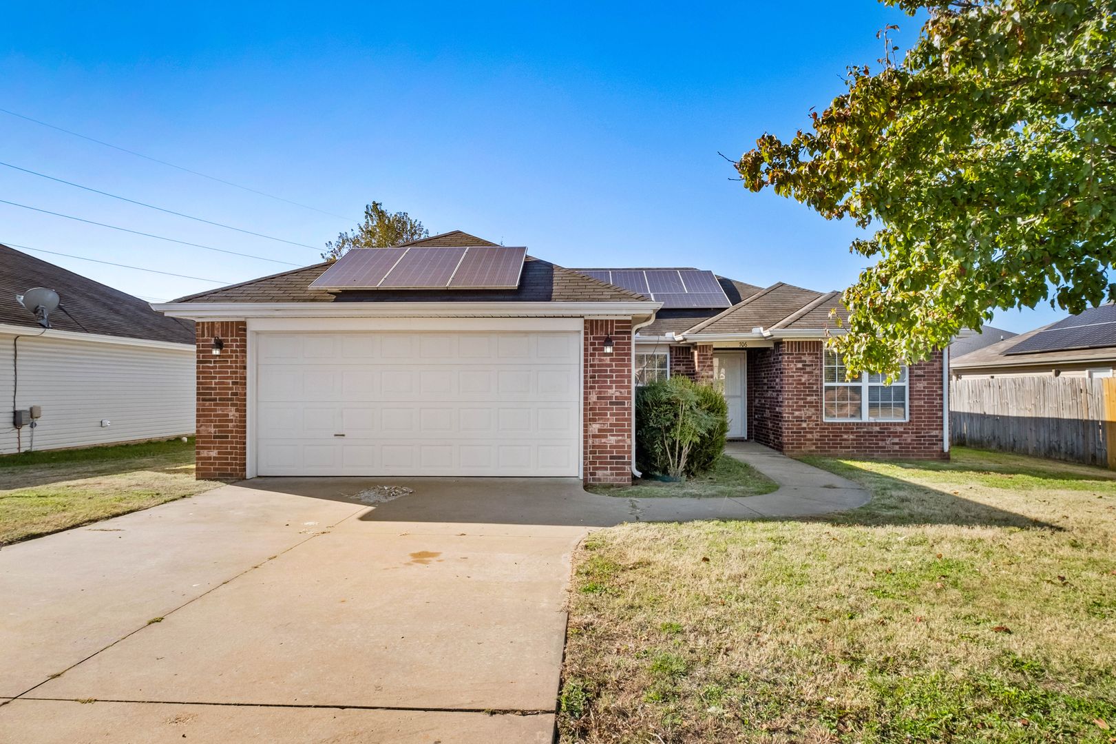 Bentonville House: 706 SW Sandrock Rd