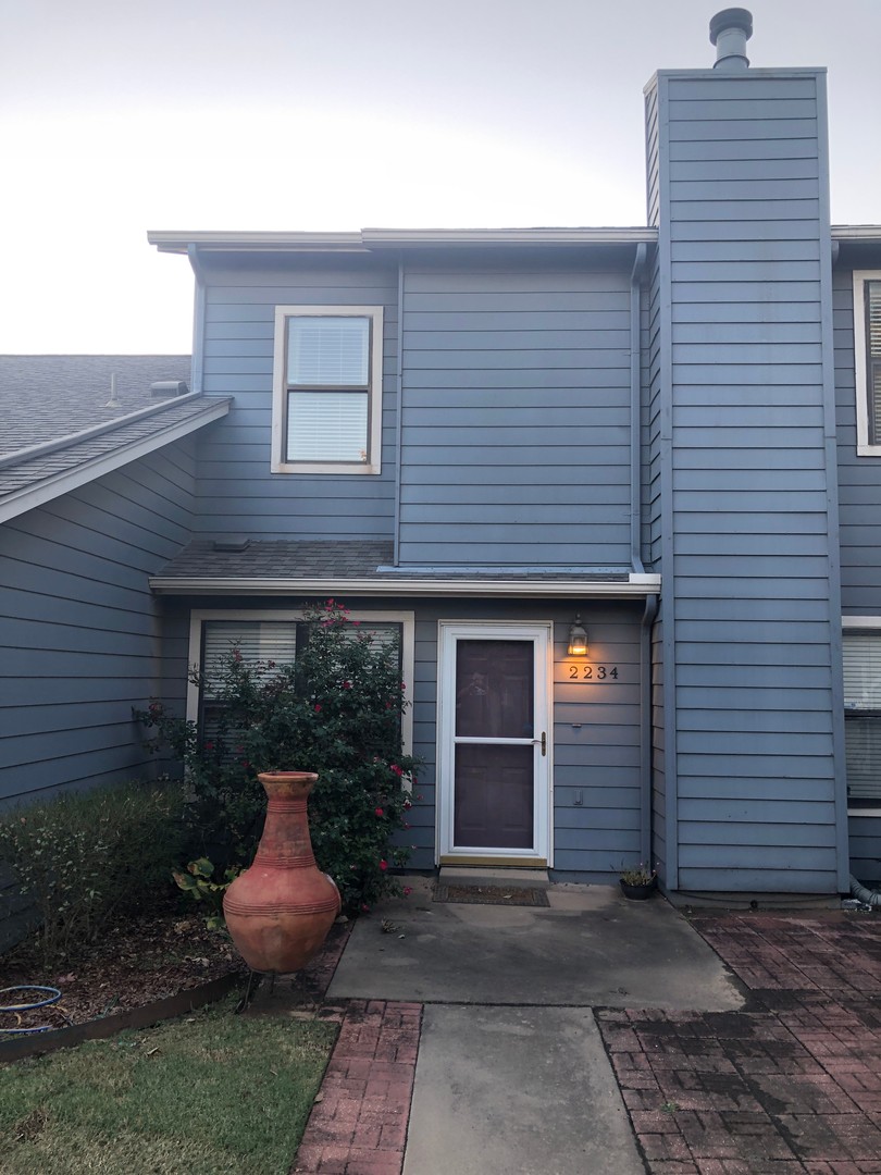 Broken Arrow House: 2234 W Quantico St