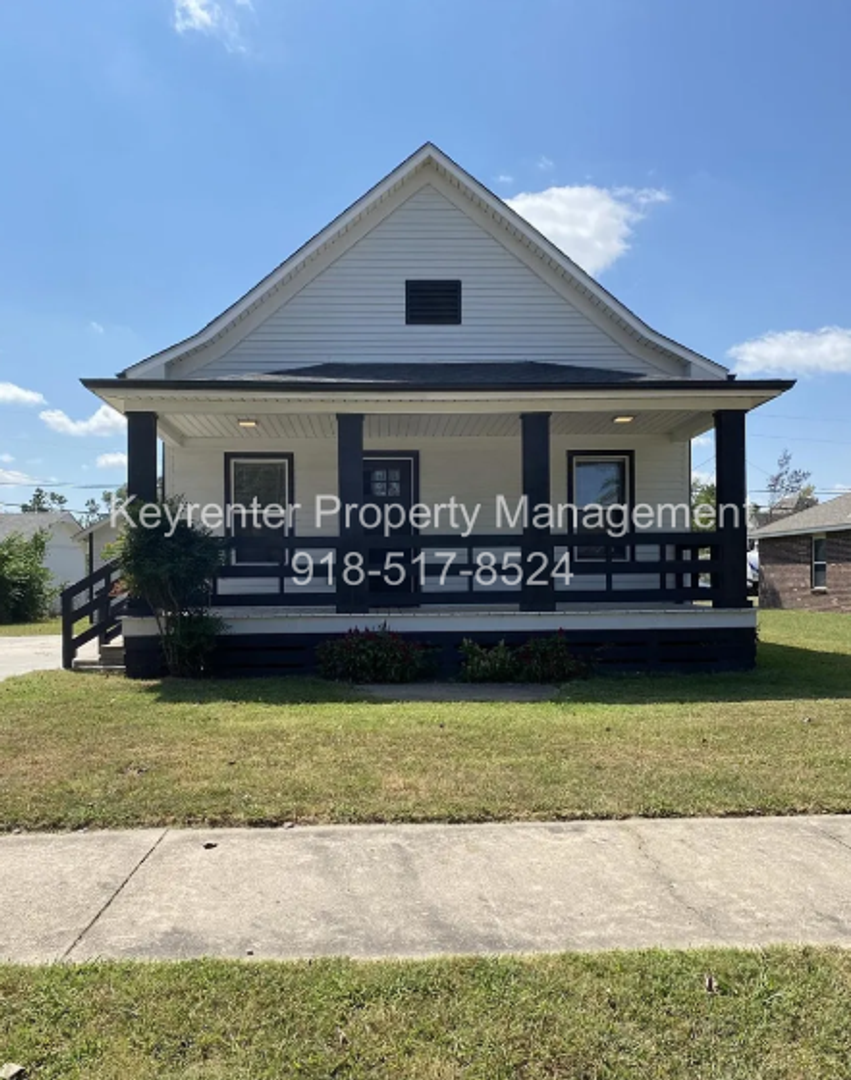 Claremore House: 317 E Will Roger Blvd