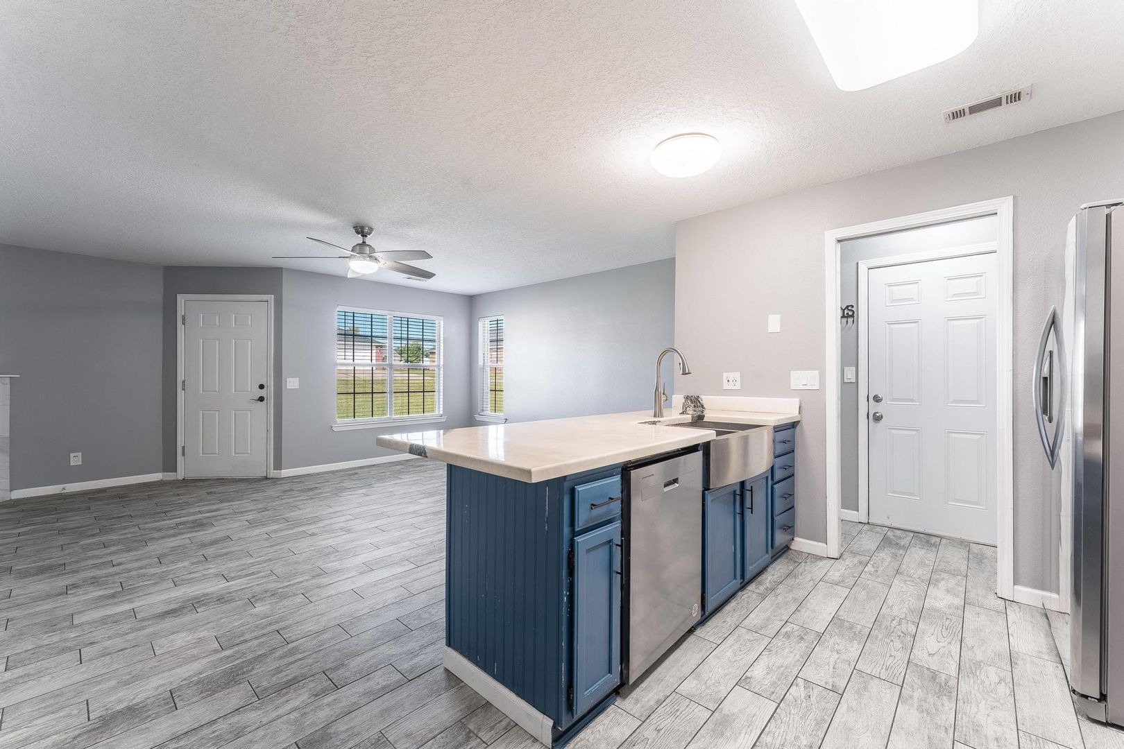 Rogers Apartment: 816 - 818 E Rachel Ln