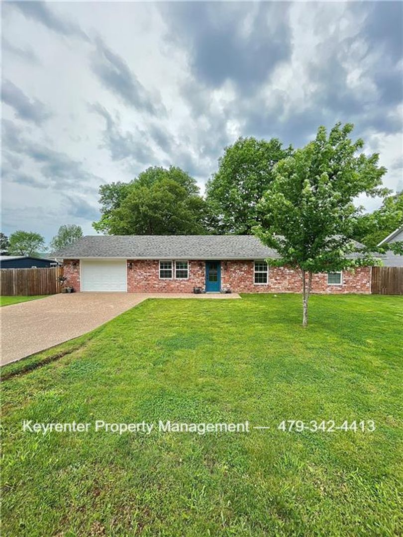 Fayetteville House: 721 S Dockery Ln