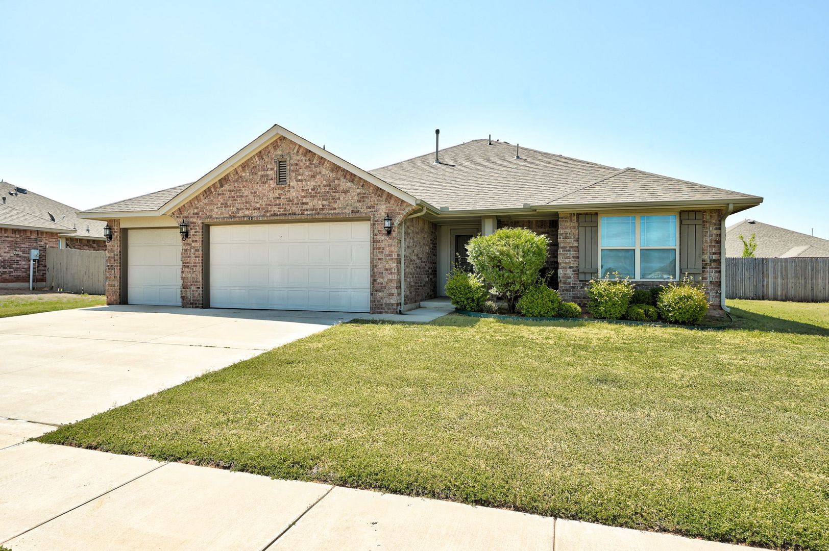 Chickasha House: 915 Lazywood Dr